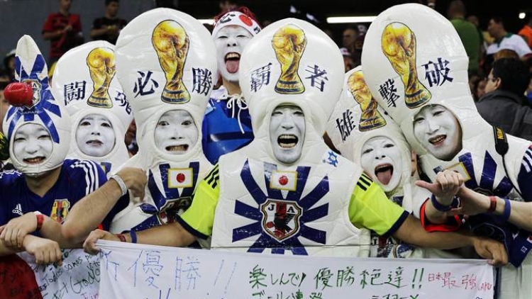 japanese-fans-02_83886b8165a57c22bb03764727b9f1f9.nbcnews-ux-720-440