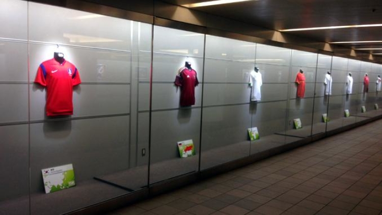 seragam-peserta-world-cup-2014-dipajang-di-stasiun-tokyo