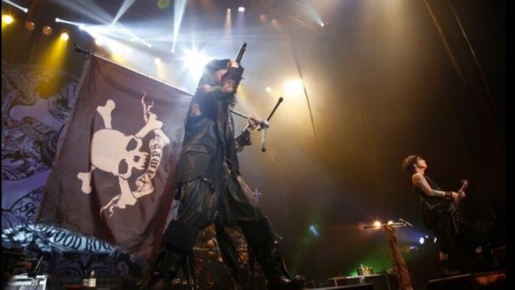 vamps-the-jolly-roger-01 vamps-the-jolly-roger-01