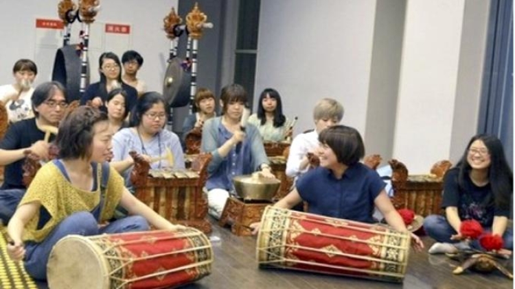 kelompok-gamelan-universitas-shizuoka-latihan-gamelan kelompok-gamelan-universitas-shizuoka-latihan-gamelan