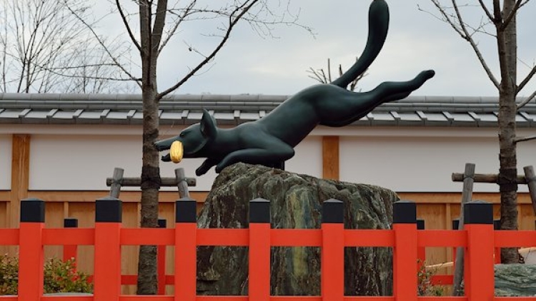 kitsune-statue-fushimi-inari-taisha kitsune-statue-fushimi-inari-taisha