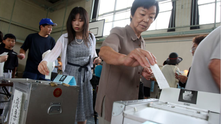Penduduk Jepang Makin Menyusut