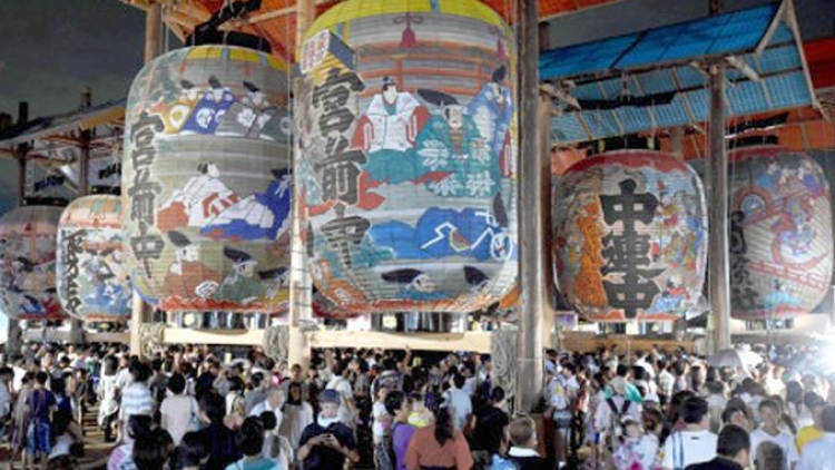 lentera-raksasa-di-festival-kuil-suwa-aichi