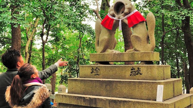 pair-kitsune-ring-statue-fushimi-inari-taisha