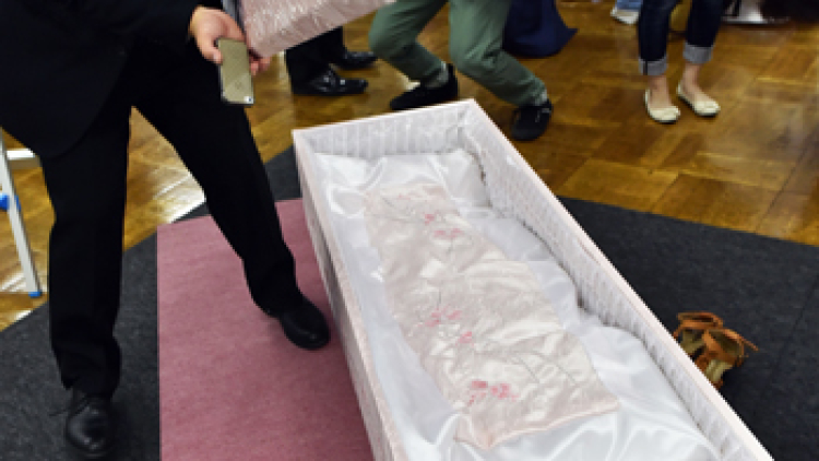 uniknya-festival-bisnis-pemakaman-shukatsu-festa-2014-di-jepang (1)