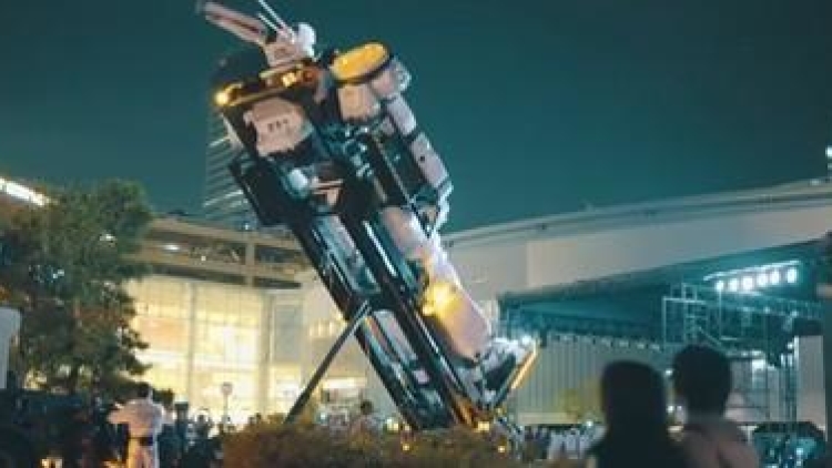 life-size-patlabor-ingram-sets-up-shop-outside-a-tokyo-shopping-mall