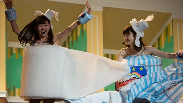 mantan-anggota-akb-48-tampil-dengan-kostum-tisu-toilet (1)