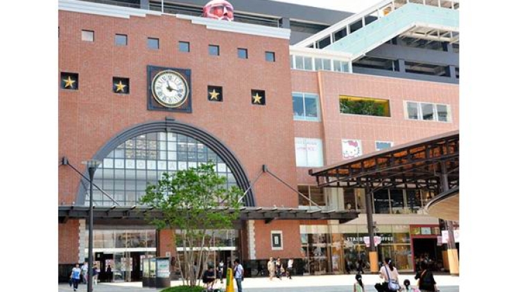 Angin topan dahsyat berhasil mengalahkan Colossal Titan di stasiun kereta Oita (2)