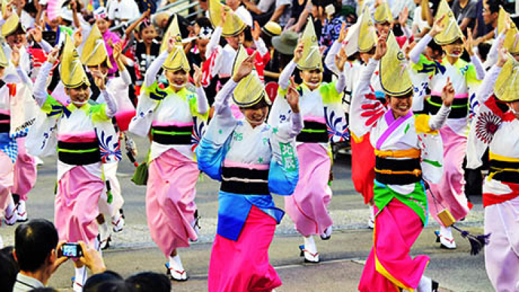 Festival tari Awa Odori yang penuh warna-warni dibuka di Tokushima