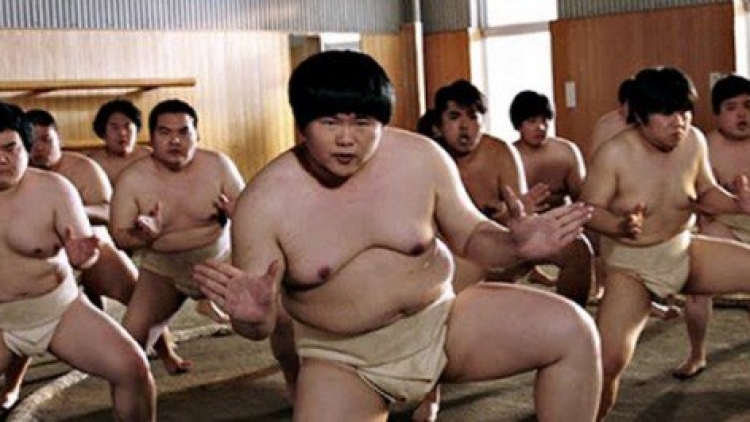 Para pegulat sumo ini tampil di acara TV baru di Jepang, bukan untuk bergulat, tapi bernyanyi!