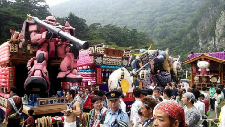 Kuil portable Zaku (Gundam) tampil pada festival tradisional di Jepang (1) Kuil portable Zaku (Gundam) tampil pada festival tradisional di Jepang (1)