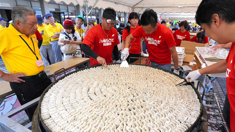 Wah, warga di Jepang memasak 1000 gyoza dalam sebuah wajan!