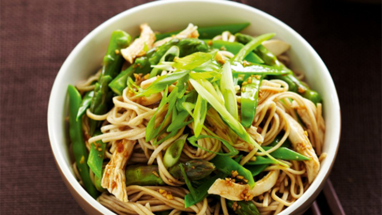 Ingin cicipi salad mie soba Jepang dengan irisan ayam rebus yang lezat ini Yuk lihat dan coba resepnya!