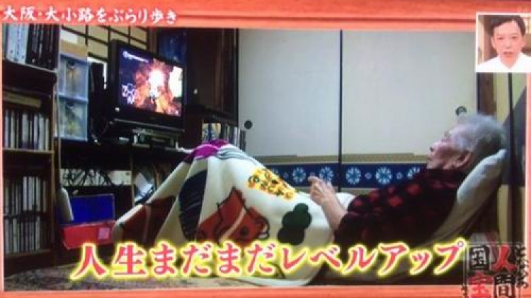 Wow! Kakek berumur 79 tahun ini masih sanggup bermain video game!