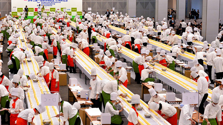 Wow! Para pelajar di Jepang membuat bolu gulung terpanjang di dunia!