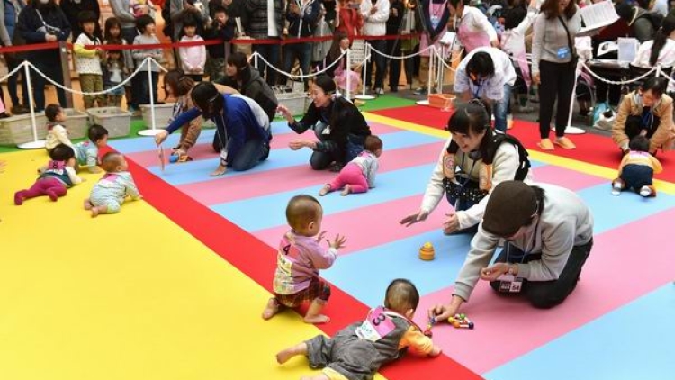 Wah, seru! Inilah balapan bayi di Jepang yang memecahkan Guinness World Record! Wah, seru! Inilah balapan bayi di Jepang yang memecahkan Guinness World Record!
