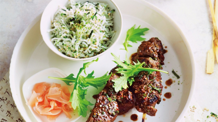 Yakitori Teh Hijau Dengan Nasi Bumbu Jepang Perpaduan Nasi & Daging Sapi Yang Sempurna