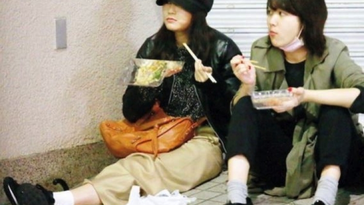 Atsuko Maeda Makan di Pinggir Jalan Lesehan Shinjuku copy