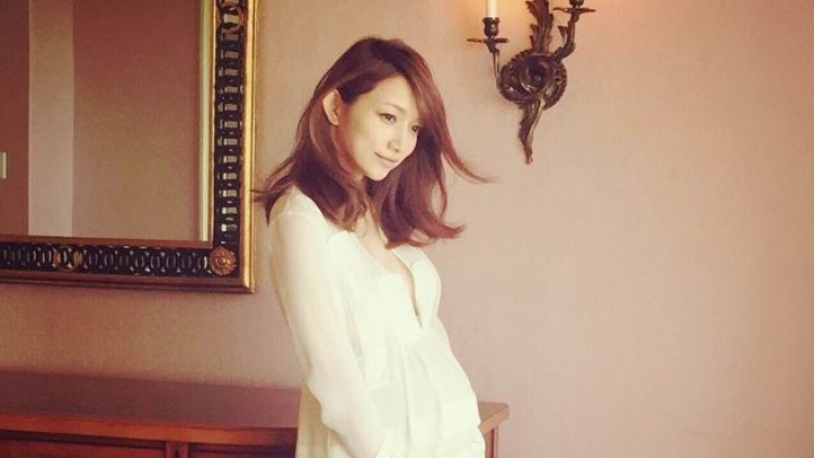 Maki Goto telah melahirkan anak pertamanya