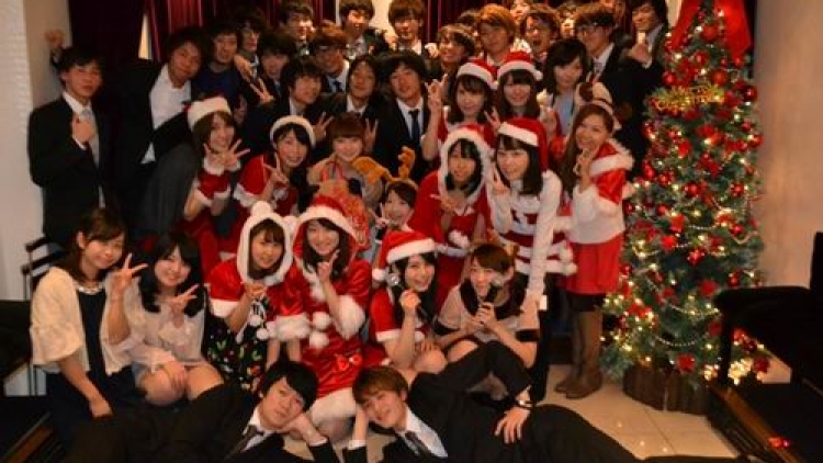 Netizen Jepang memilih bagaimana merayakan Natal yang ideal. Sendiri Berdua (4)