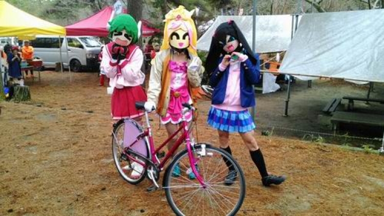 Rayakan Natal, para cosplayer di Jepang balapan sepeda Cyclo-cross yang unik dan seru (1)