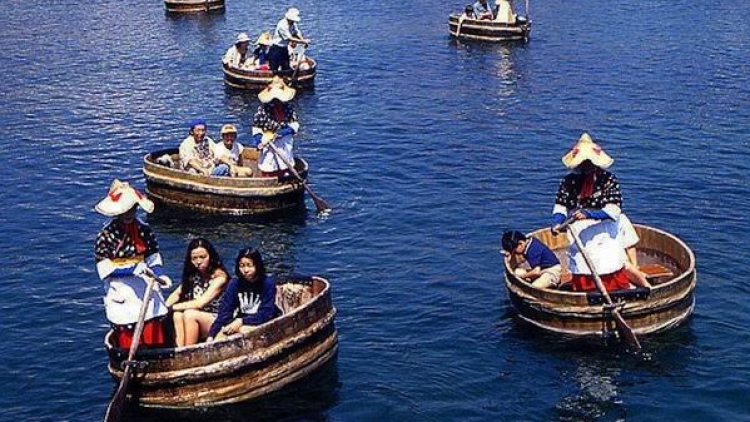 Tarai Bune, serunya naik perahu dari bak mandi tradisional di Jepang (1) Tarai Bune, serunya naik perahu dari bak mandi tradisional di Jepang (1)