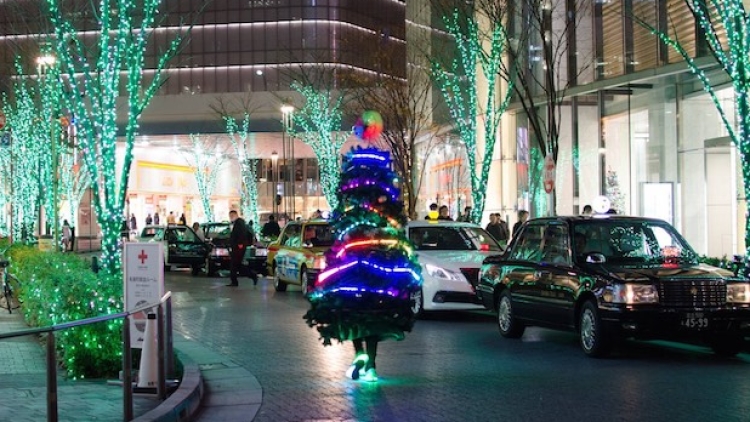 Wah, di Tokyo ada pohon Natal yang bisa berjalan! (1)