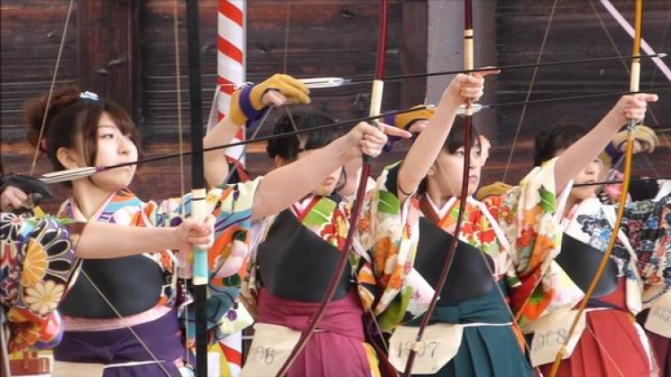 Acara Tahun Baru di Jepang diikuti oleh para wanita muda yang menembakkan anak panah