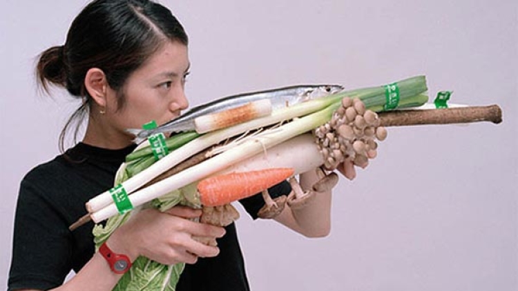 Fotografer Jepang abadikan foto para wanita yang memegang senjata dari sayuran (1)