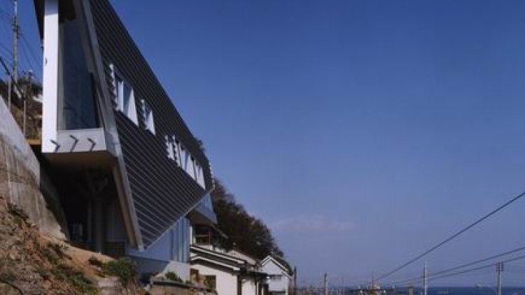 Ngeri! Rumah unik di Jepang ini menempel di sisi tebing! (1)