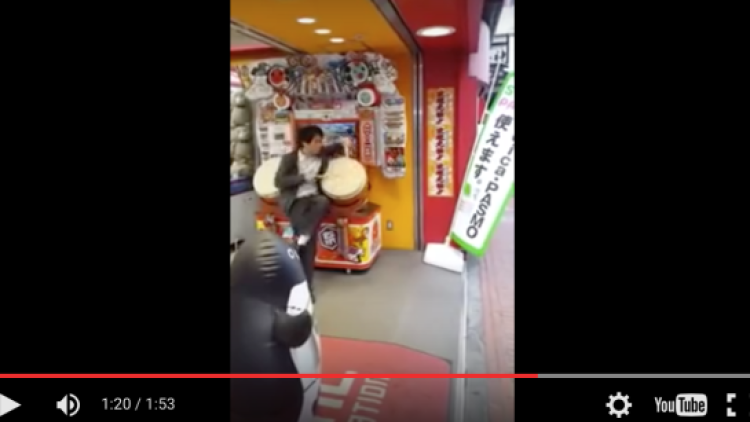 Pria Jepang Ini Bisa Memainkan Taiko no Tatsujin Sambil Asyik Menari