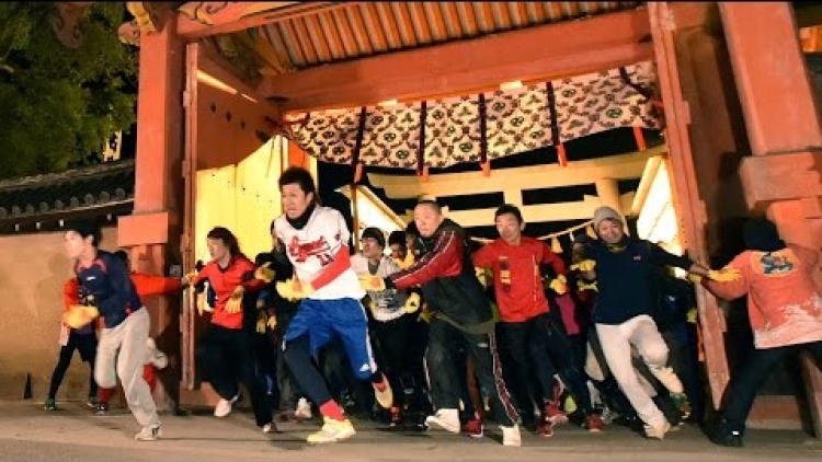 Ribuan Orang Di Jepang Berlari Demi Menjadi Yang Paling Beruntung Selama Setahun