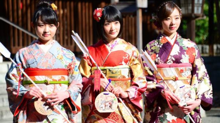 Upacara Hari Datangnya Kedewasaan dirayakan oleh 3 anggota Nogizaka46 (1) Upacara Hari Datangnya Kedewasaan dirayakan oleh 3 anggota Nogizaka46 (1)