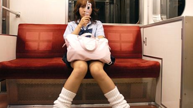 3 Alasan Mengapa Orang Jepang Tidak Pernah Mengangkat Telepon di Kendaraan Umum