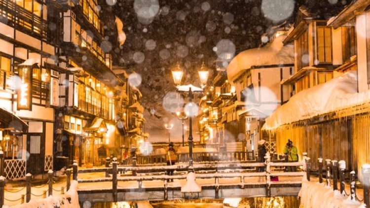 Fotografer Jepang abadikan keindahan hujan salju di Ginzan Onsen (5) Fotografer Jepang abadikan keindahan hujan salju di Ginzan Onsen (5)