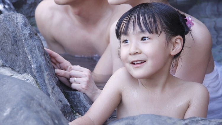 Wah Ternyata Anak  Anak  di Jepang Masih Mandi Bersama 