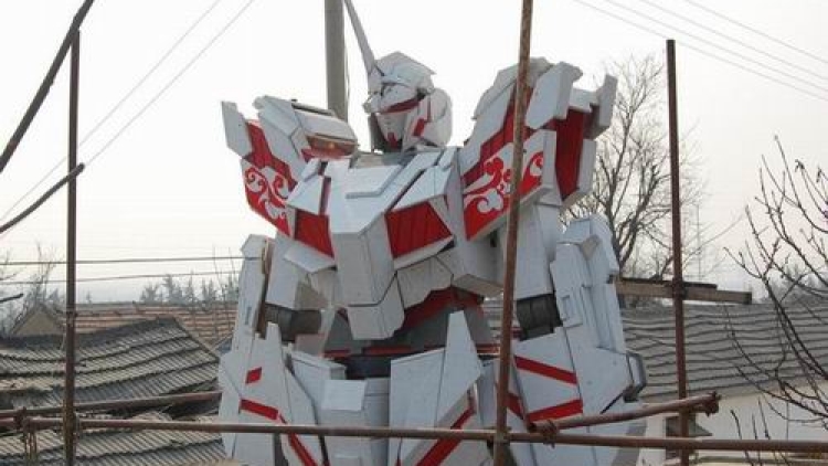 Wow! Fans ciptakan patung Gundam Unicorn setinggi 6,6 meter di belakang rumahnya! (1) Wow! Fans ciptakan patung Gundam Unicorn setinggi 6,6 meter di belakang rumahnya! (1)