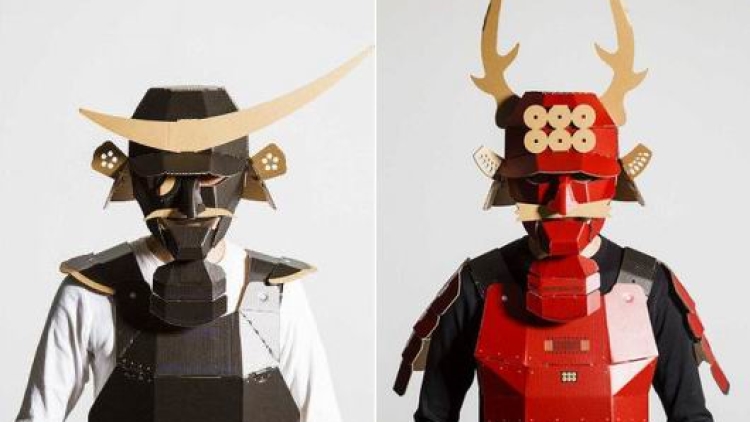 Kostum Samurai Jepang Dari Kardus Yang Unik