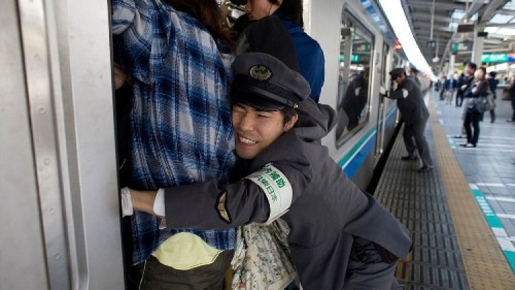 Perbedaan Mencengangkan Antara Penumpang Kereta di Jepang dan Meksiko