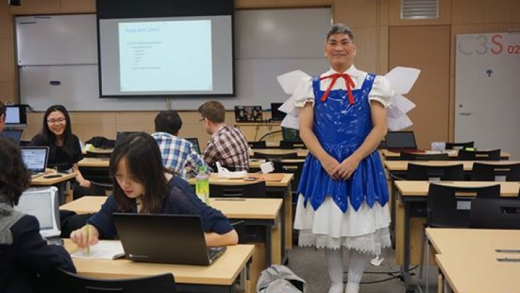 Profesor di Jepang Mengajar Sambil Ber-cosplay 3