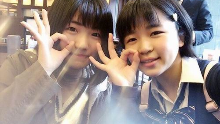 Tren Baru di Kalangan Siswi Jepang Berpose Di Restoran Udon (4)