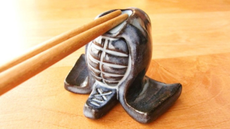 Alas Sumpit Unik Ini Siap bawa Semangat Petarung di Meja Makan