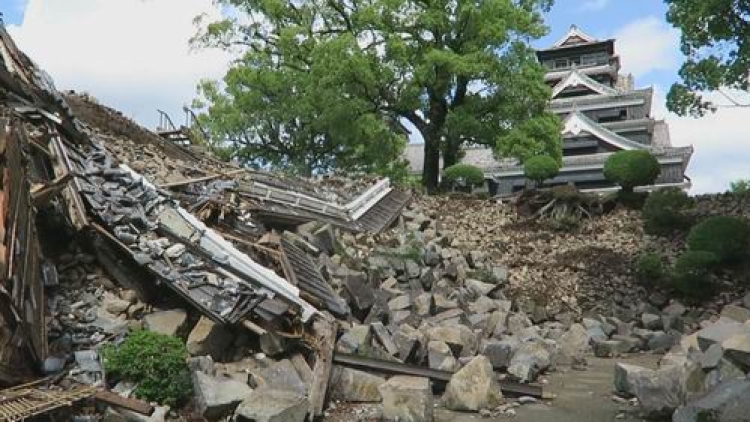 Kerusakan Kastil Kumamoto Akibat Gempa Diperlihatkan Kepada Media
