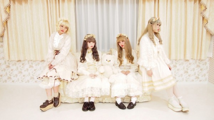 Mahasiswi Jepang Luncurkan Fashion Line Terinspriasi Boneka Antik 1