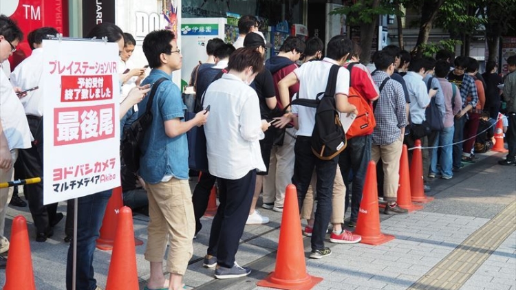 Gamers Jepang Rela Antri Untuk Menjadi Pemesan Playstation VR 1