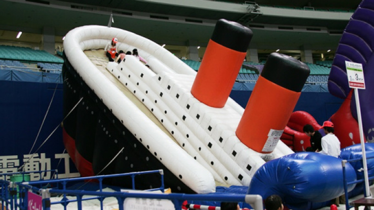 Meriahkan Ulang Tahun dengan Perosotan Titanic! 2