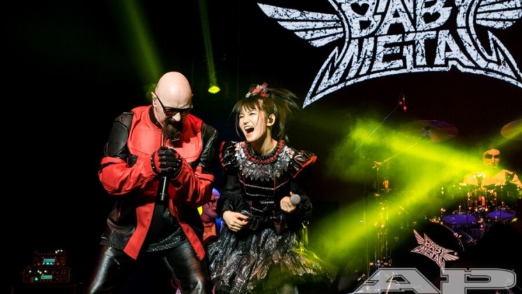 Gokil! Baby Metal Satu Panggung dengan Vokalis Judas Priest Rob Halford!