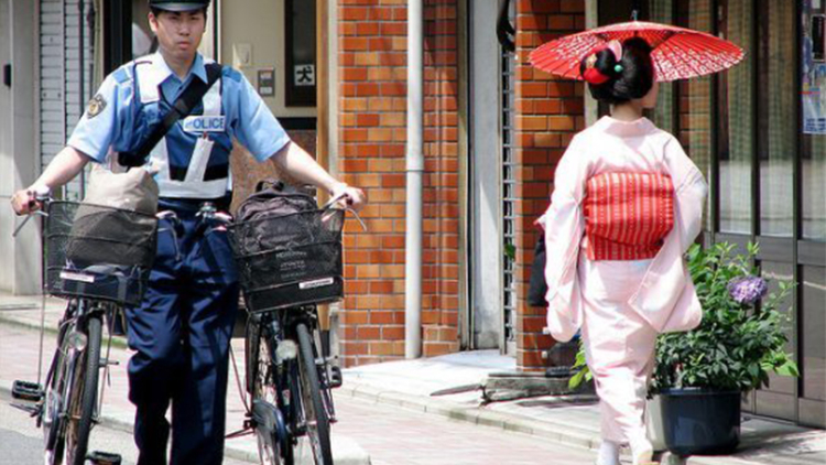 Inilah Alasan Kenapa Polisi Jepang Sering Memberhentikan Orang Inilah Alasan Kenapa Polisi Jepang Sering Memberhentikan Orang