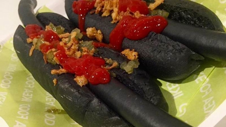 Ninja Dog, Hot Dog Hitam Dari Jepang Bagi Penggemar Tantangan (1)