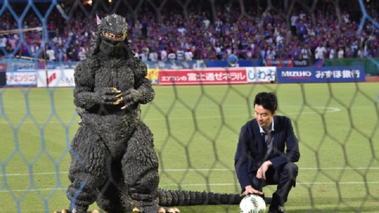 Wow! Godzilla Jadi Penendang Penalti di Jepang!